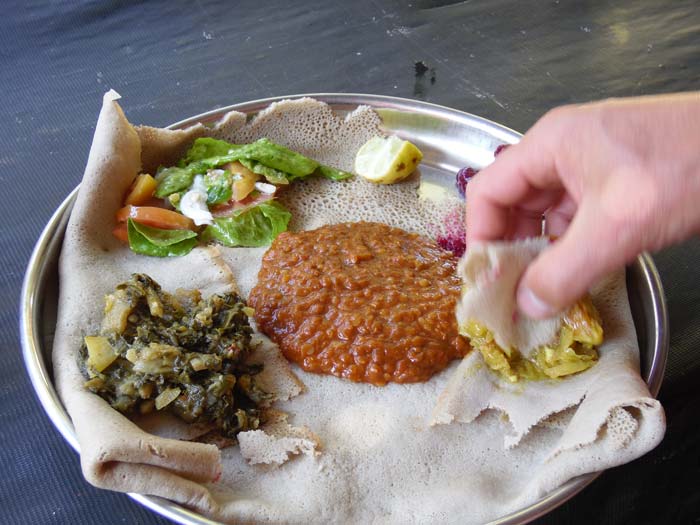 Äthiopisches Mittagessen in Addis Abeba